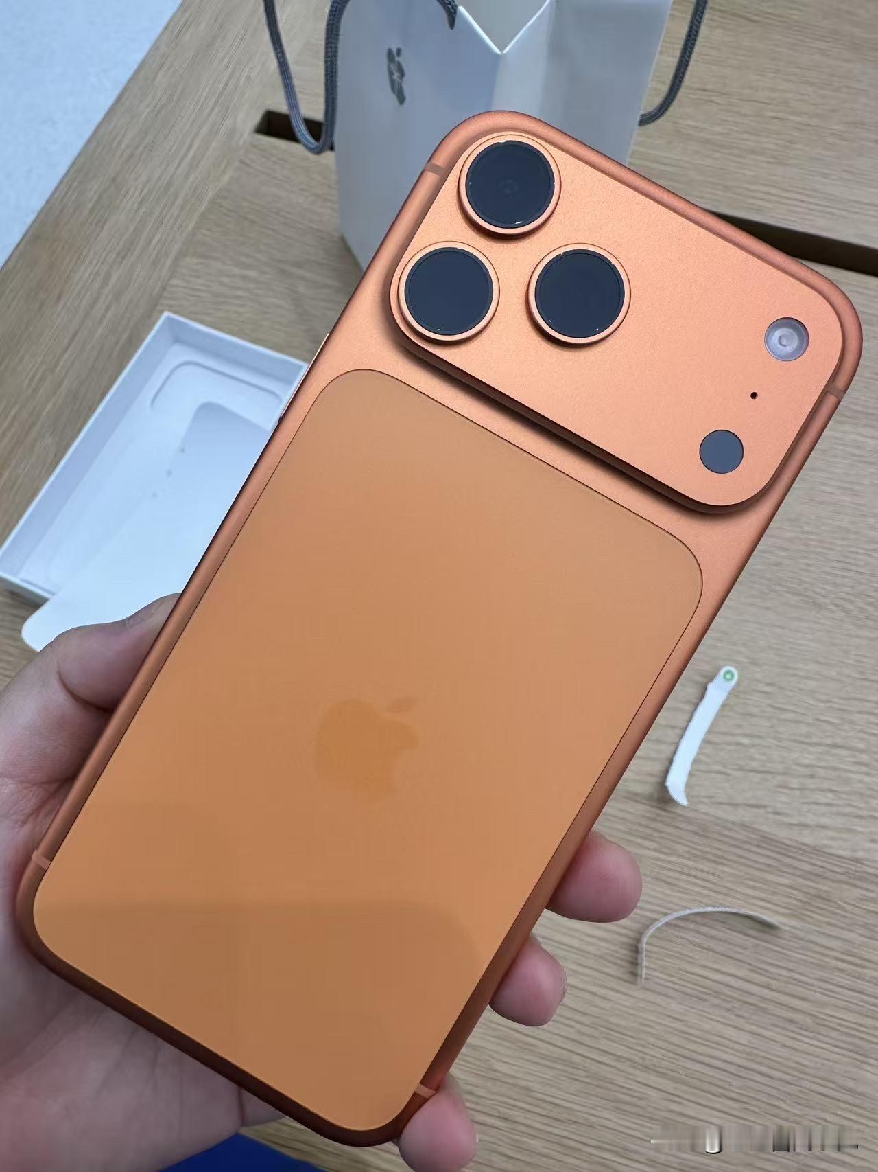 老婆过生日，买苹果手机做礼物，买完后才刷到早一批使用橙色的用户晒图手机边框掉色，