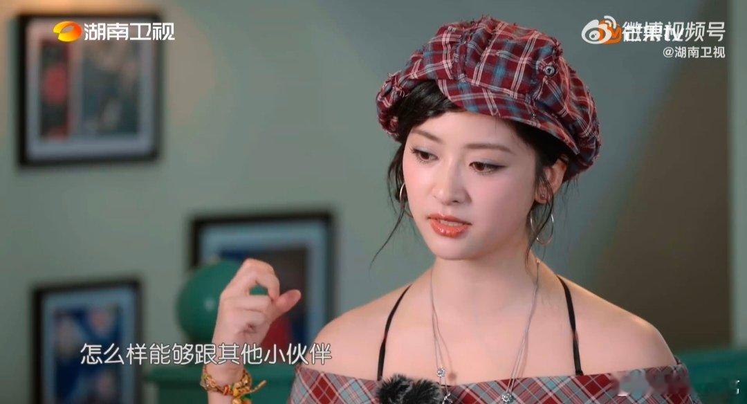 沈月不愿成为职场上的独行人中餐厅中餐厅名场面被沈月的真诚打动了！一个人在三楼闷头
