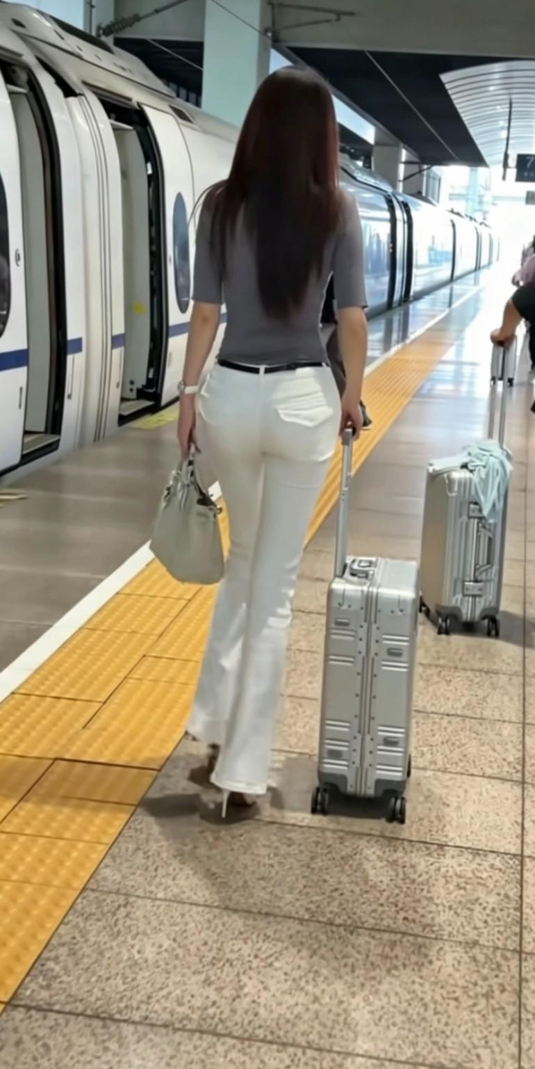一个人踏上旅途，不必追赶谁，慢慢走，去遇见更好的自己。