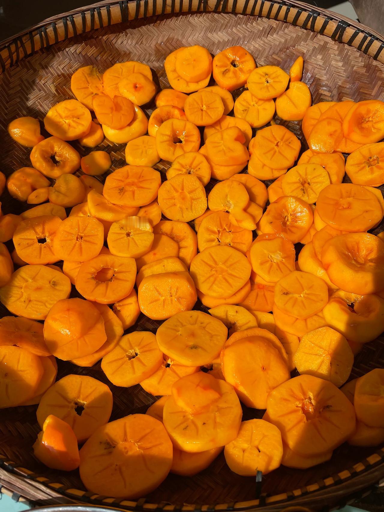 
晒一晒柿子干，感受那秋日阳光下的别样风情‌。
今天的柿子与前次的品种不同，专程