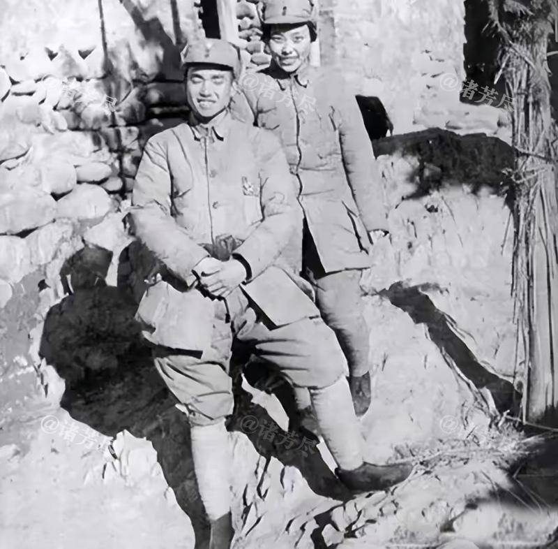 1935年，湖南，28岁的红军将领萧克和19岁的蹇先佛在婚礼当天拍下了这张珍贵照
