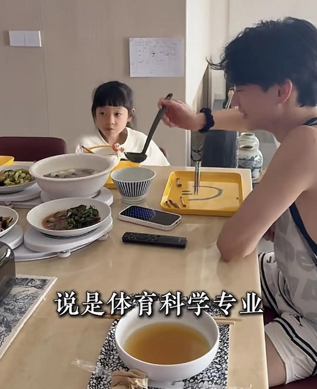 杨阳洋当下读书让人看不到未来可以学到某学科的知识，体育也没有出彩的领域，真的让人