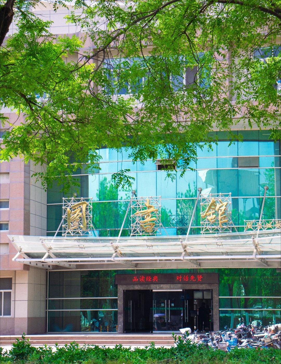 八十八载栉风沐雨
西法大踏浪前行
公学星火燎原起
政法血脉刻骨铭
古墙红砖烙印烽