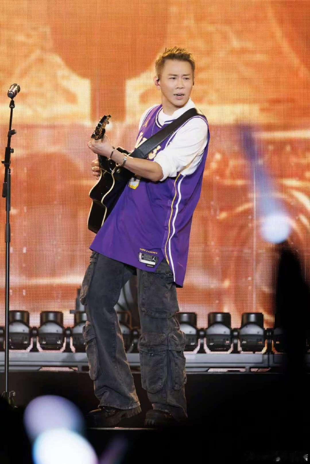 陶喆巡演完报复性吃甜甜圈 哇，陶喆巡演完报复性吃甜甜圈啦?！和甜甜圈的合照超有趣