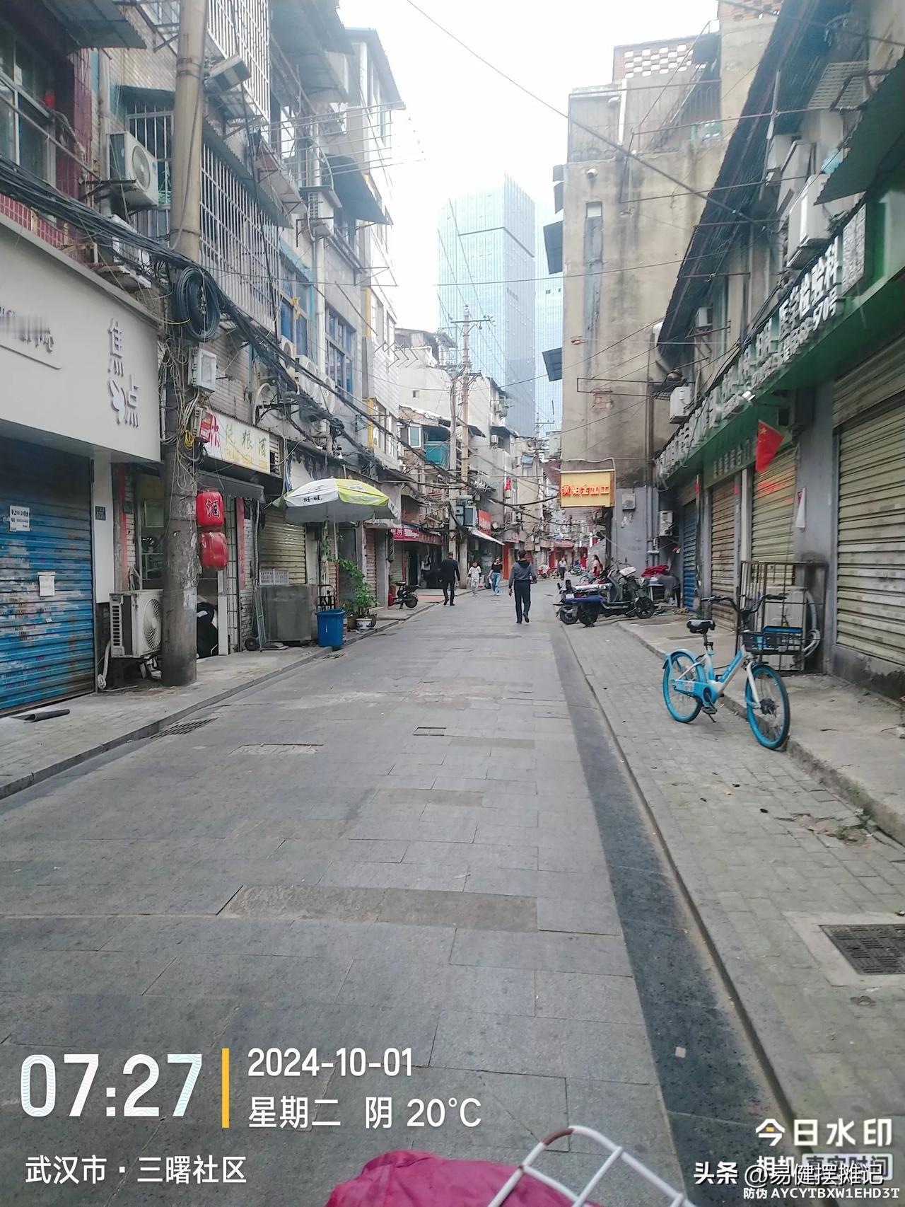 汉正街三曙街，别看这老旧小区，以前也是人满为患，家家生意都兴隆。
有人说，就是因