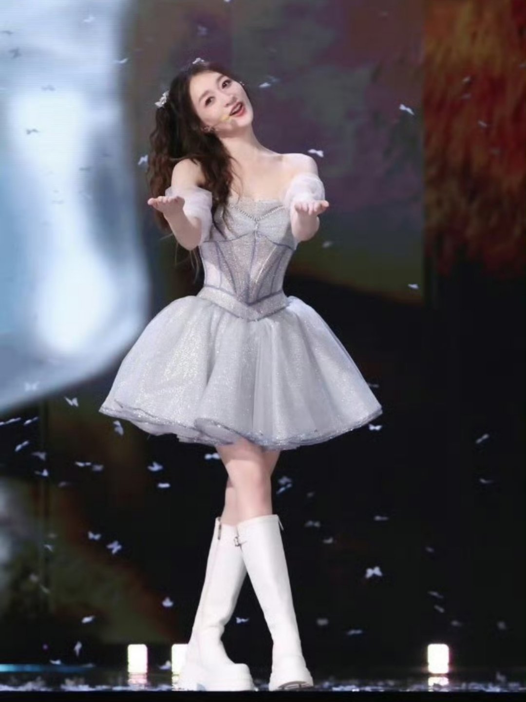 李小冉说我50了根本记不住 50岁老姐姐李小冉在浪姐二公排练时，为背歌词，她将《