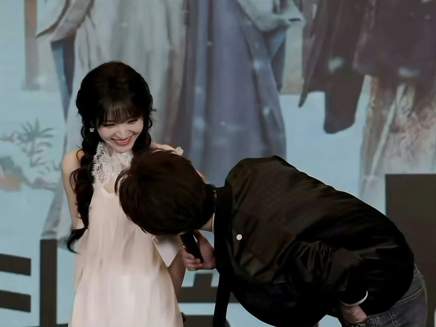 张凌赫田曦薇头纱照恭喜逐玉双平台破万🎉 都来看我们田作之赫！ 