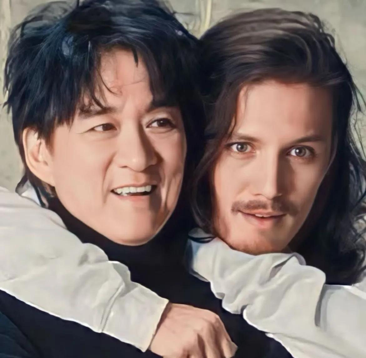 周华健的混血儿子越长越像海盗船长德普！他真是个幸福的小孩，多少人都会唱他爸爸写给