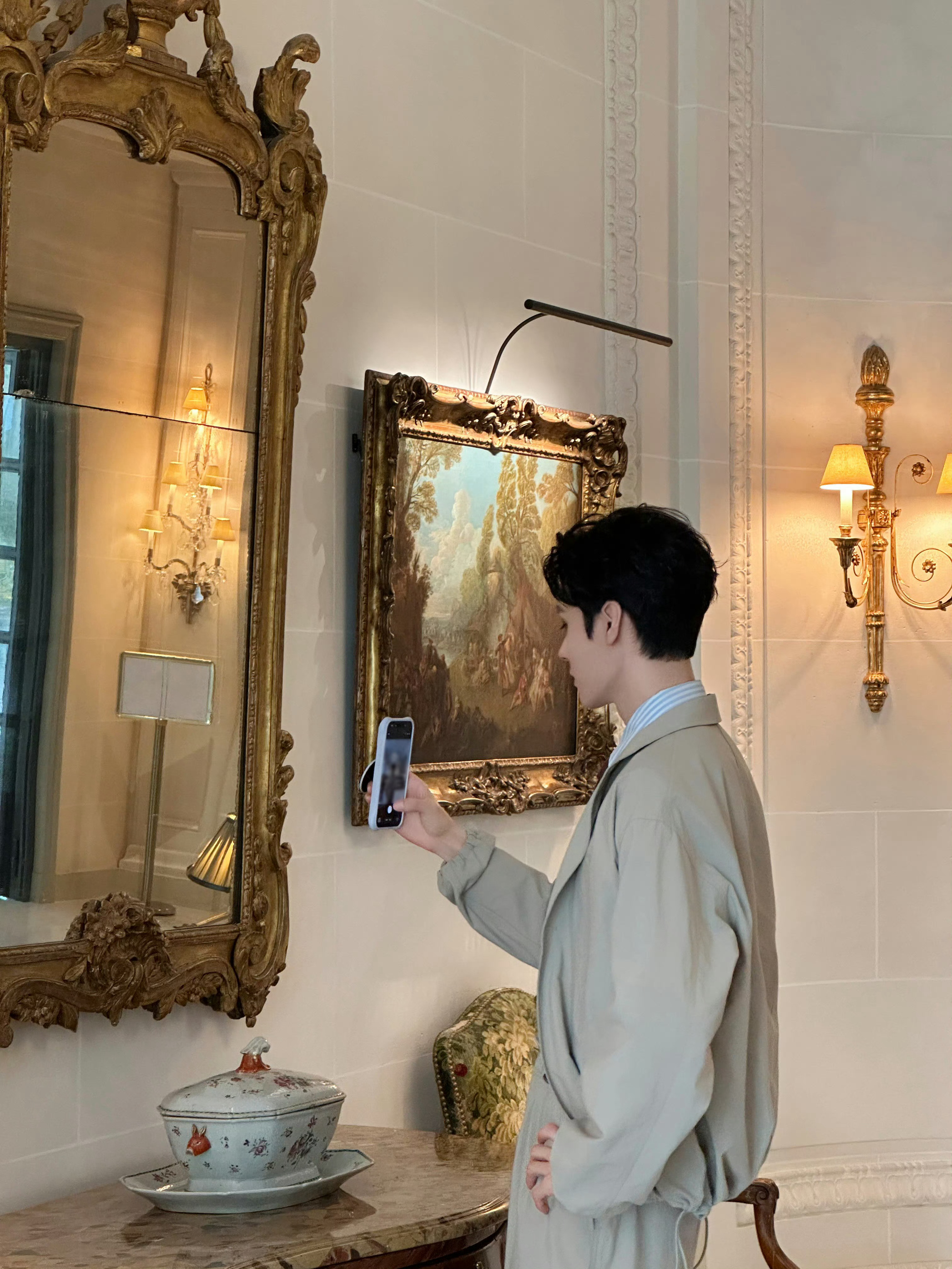 龚俊出镜Louis Vuitton 2026秋冬男装系列造型，浅卡其松弛西装套装