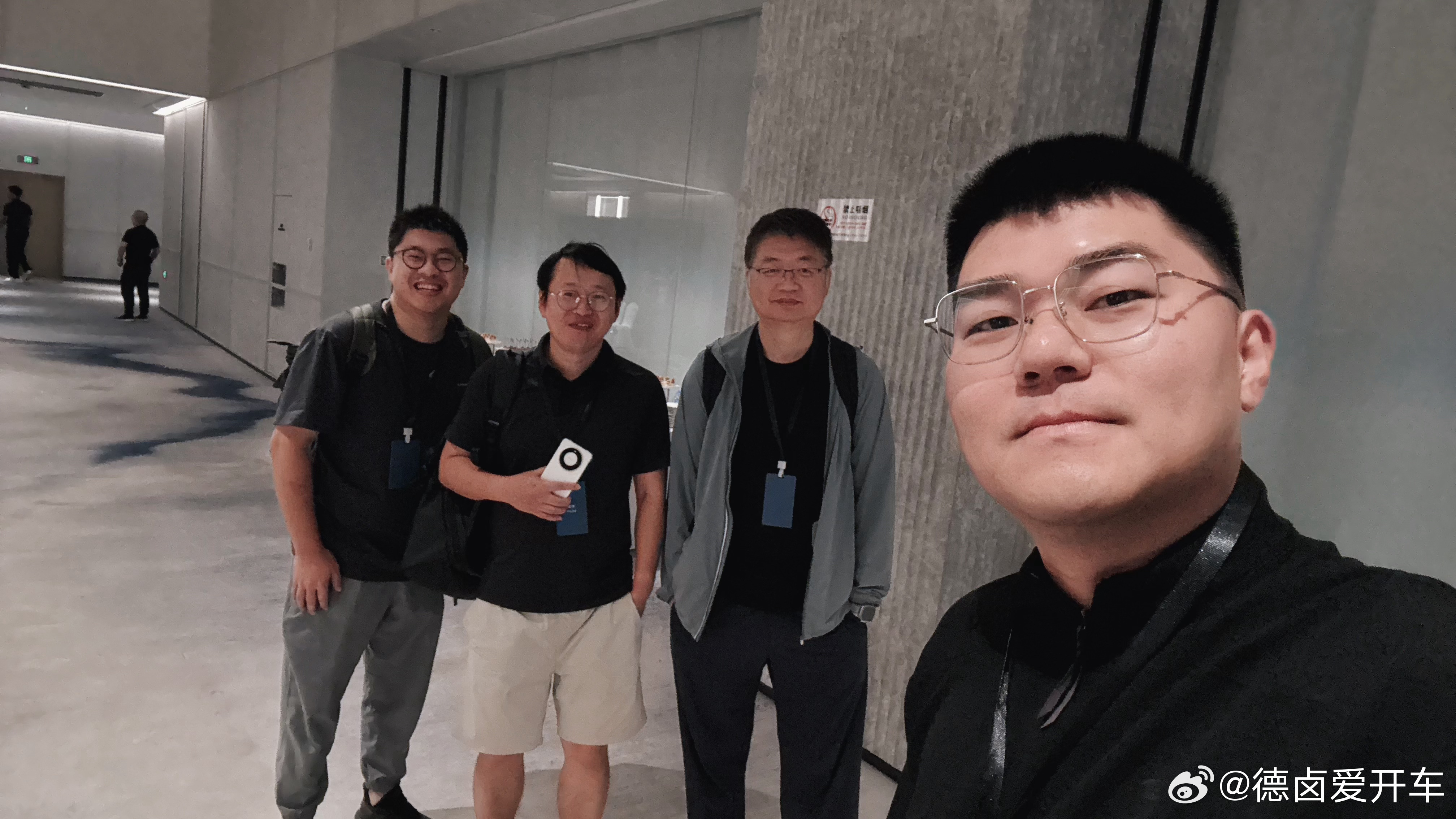 我是真瘦了，我只是脸有丢丢大，这些人拍个照离我1米。 ​​​