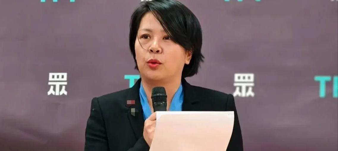 民进党把李贞秀请上节目，本来剧本写好了，让她开口骂大陆，结果她当着主持人的面直接