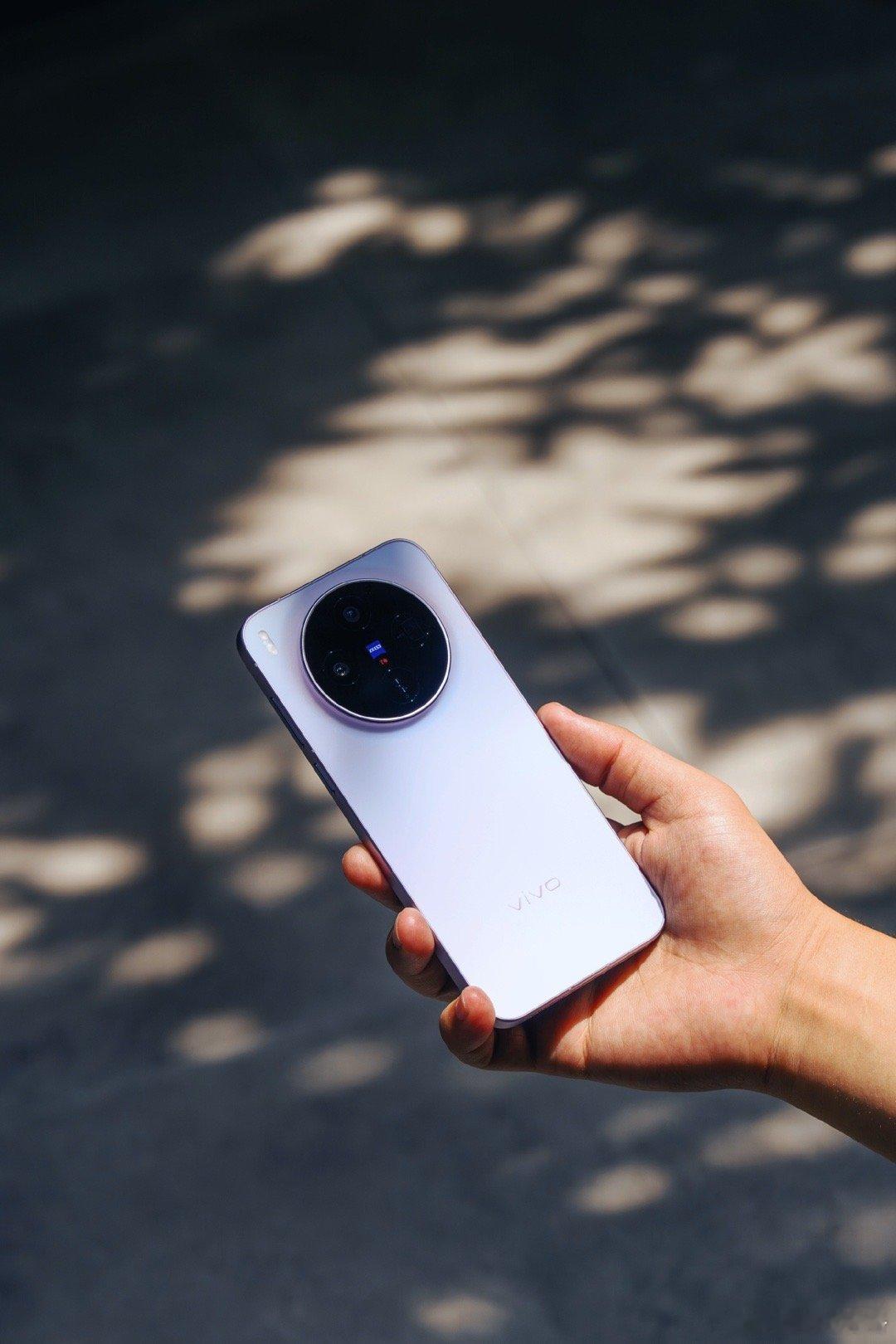 vivo X300s梦核紫配色太好看了，光线暗时像深邃的暮色，很梦幻，阳光下透出