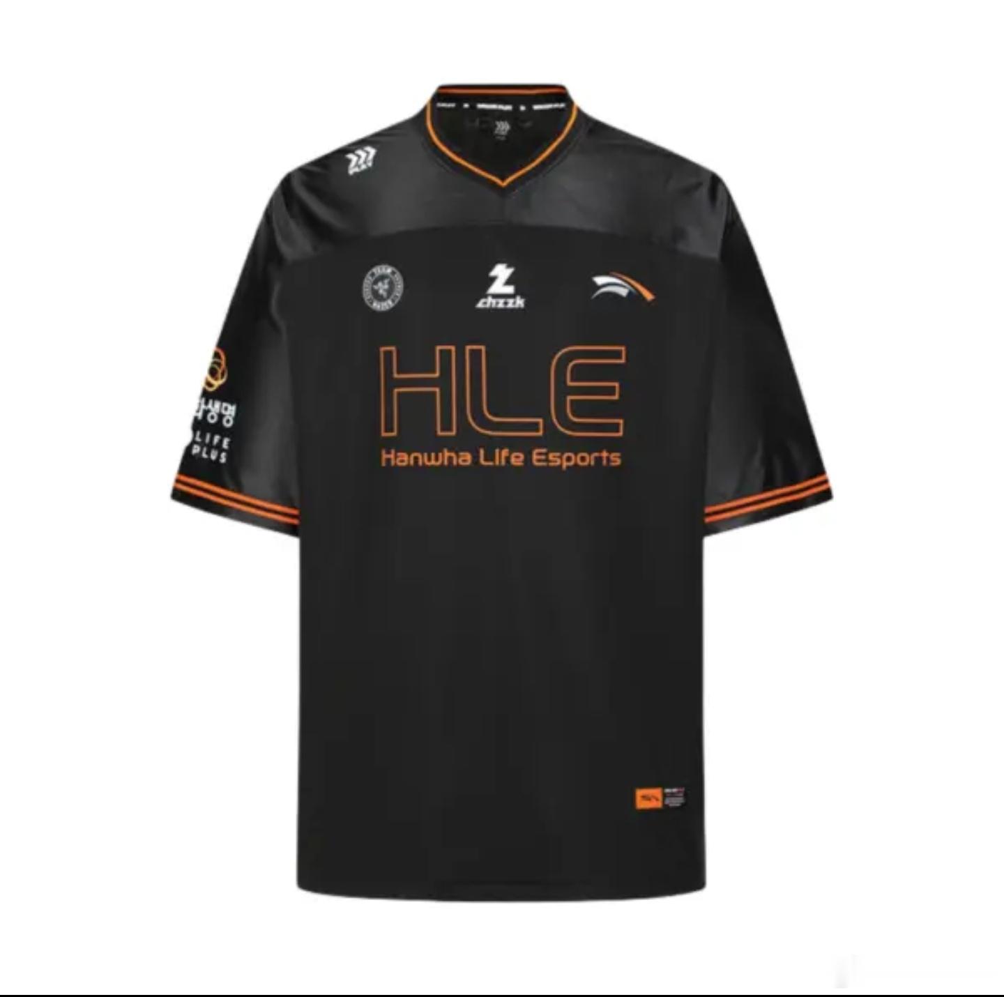 HLE世界赛队服 黑橙配色永远的神！HLE这套世界赛队服，黑色外套沉稳利落，橙色