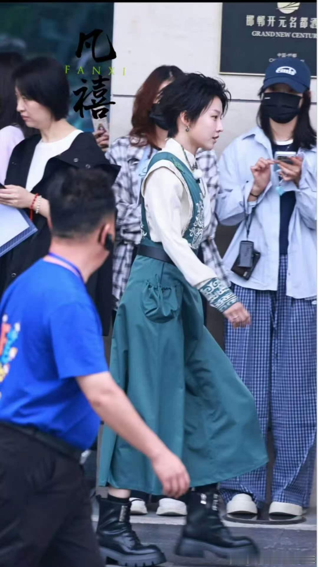 刘雨昕出发奔跑吧录制刘雨昕跑男首秀 青铜纹斜襟新中式，配上短发，跑男首秀造型有一