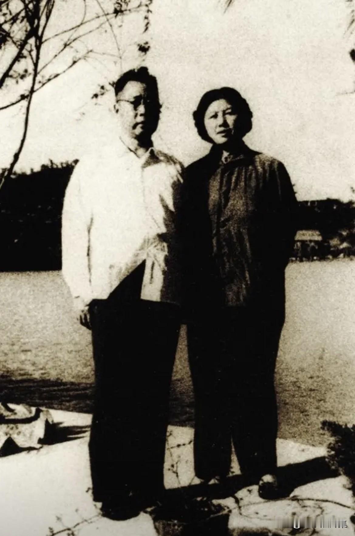 上个世纪六十年代，时任昆明军区副司令员田维扬中将与夫人范动华在贵州省金华农场时的