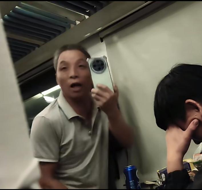 女子吐槽绿皮车上喝多酒的男子半夜依然大声喧哗，上去好心规劝却遭到男子反击，认为车