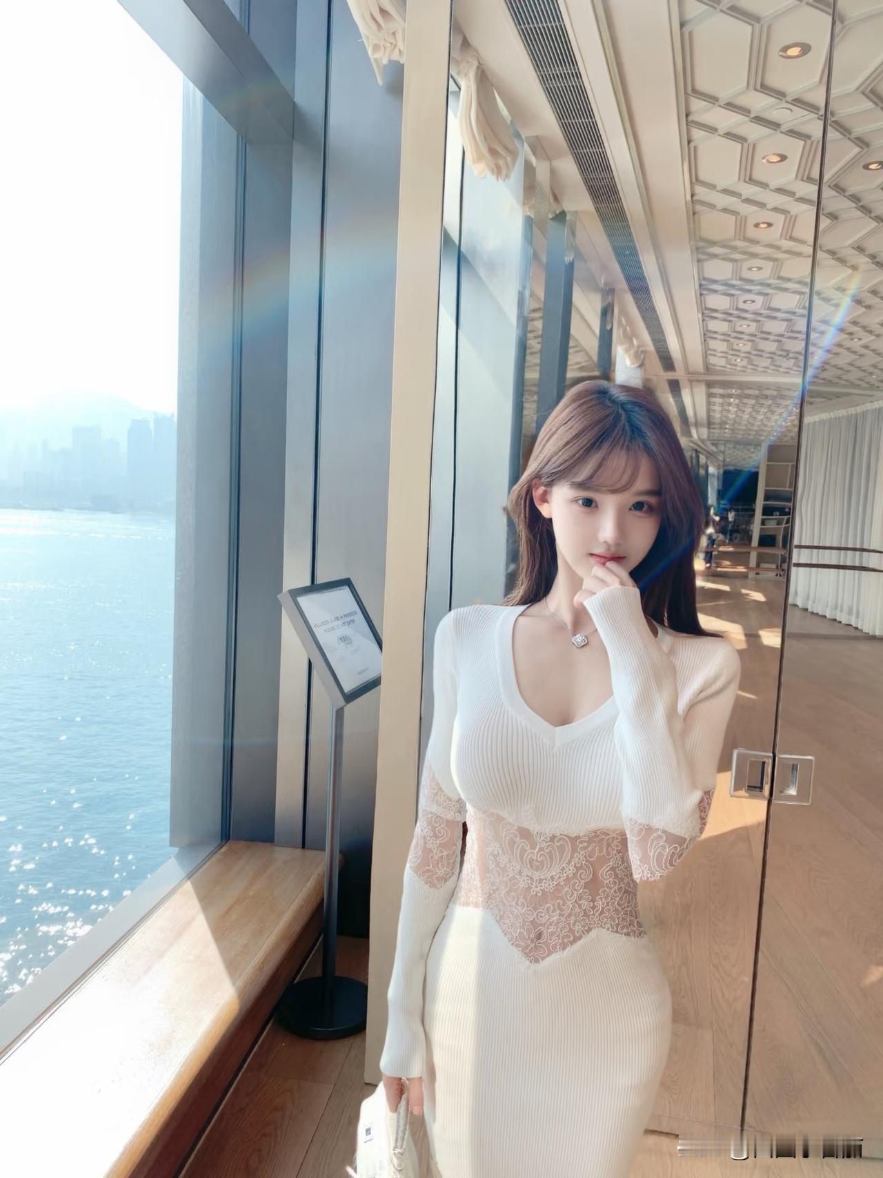 女人如何穿出含蓄的性感?
天刚亮
云很软
想把这人间第一缕光
投递到你身边
又纯