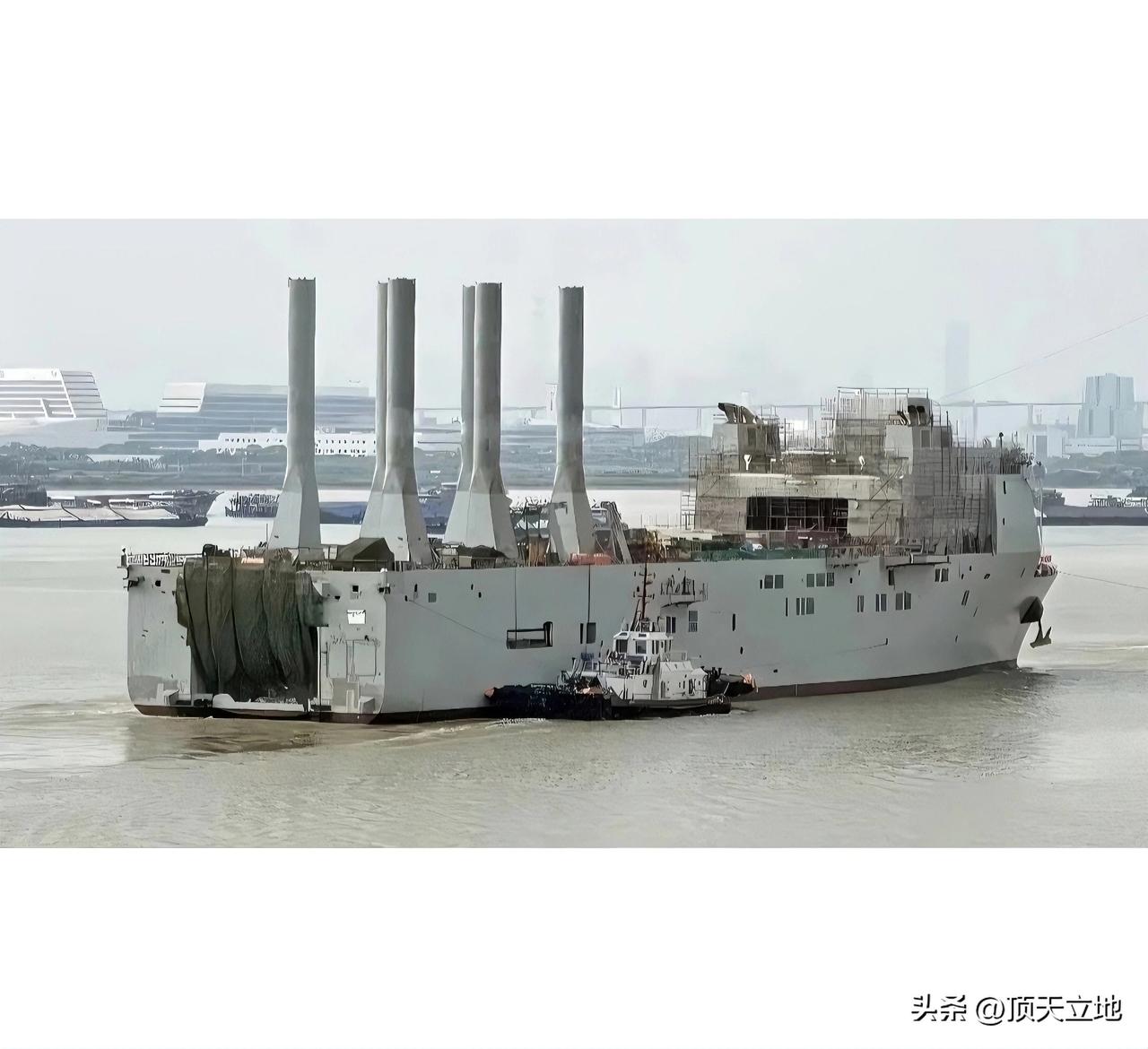 这是我国研制的无人潜航器母舰，舰尾6根主顶升长柱搭配6根辅助短柱，整套升降托架系