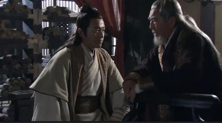 同事下手，又准又狠！
如果同事对你突然变得特别热情，你可千万要小心了。
这种热情