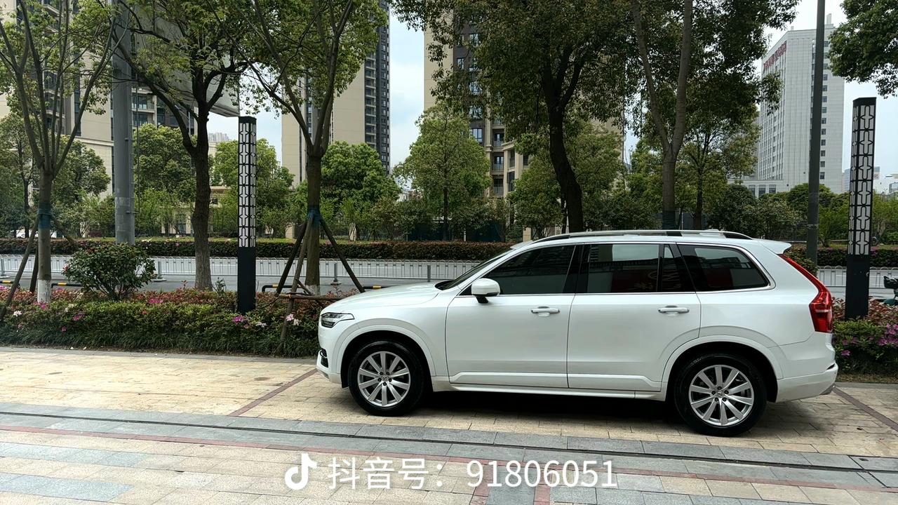 新款跟老款的区别是什么？就是老款其实是没有镀铬条的。老款的侧面镀铬条是没有的，新