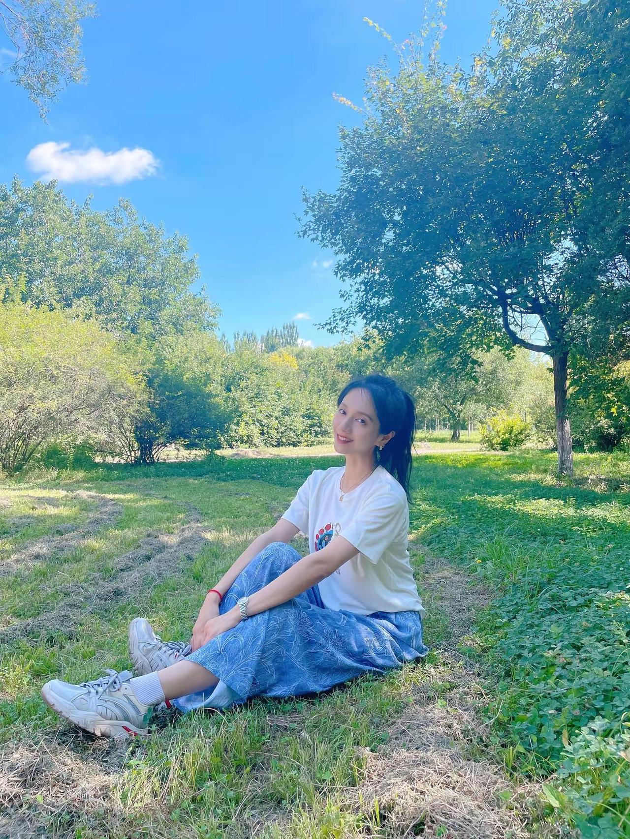 松弛感日常穿搭 自然系ootd 夏日慵懒感look 治愈系午后时光 草地上的舒适