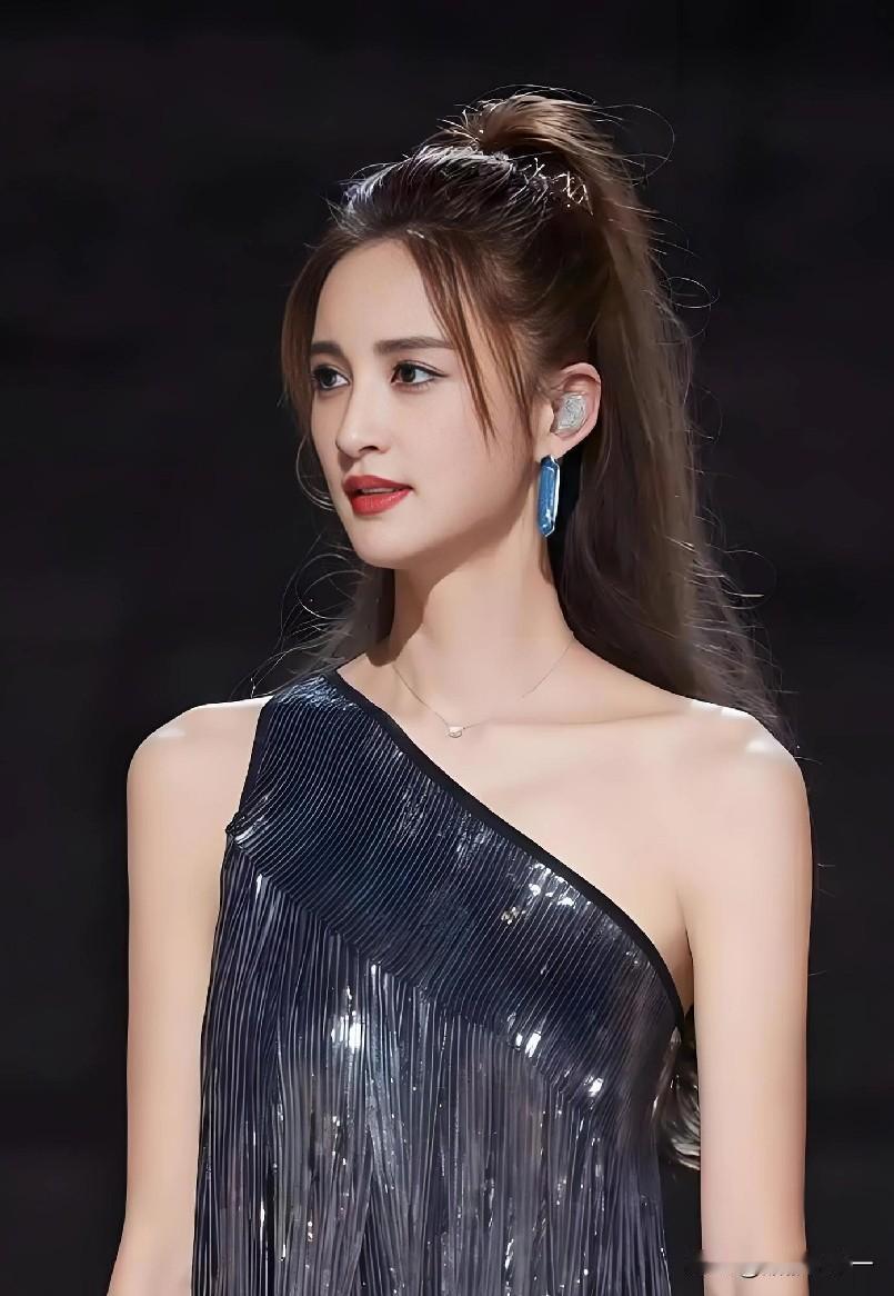 《老舅》最不靠谱的，

不是男主崔国明，

也不是他哥们儿郭大炮，而是他那个连自