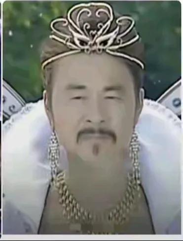 甄嬛传播出十几年了，经典就是经典，过去了这么久还是耽误人们喜欢，也不耽误被恶搞。