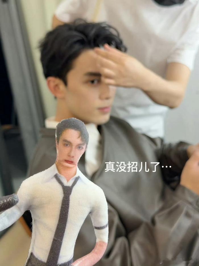 吴磊前一秒：好吃好吃～好玩好玩～好圆好圆 后一秒：真没招儿了 吴磊被老鼠干整没招