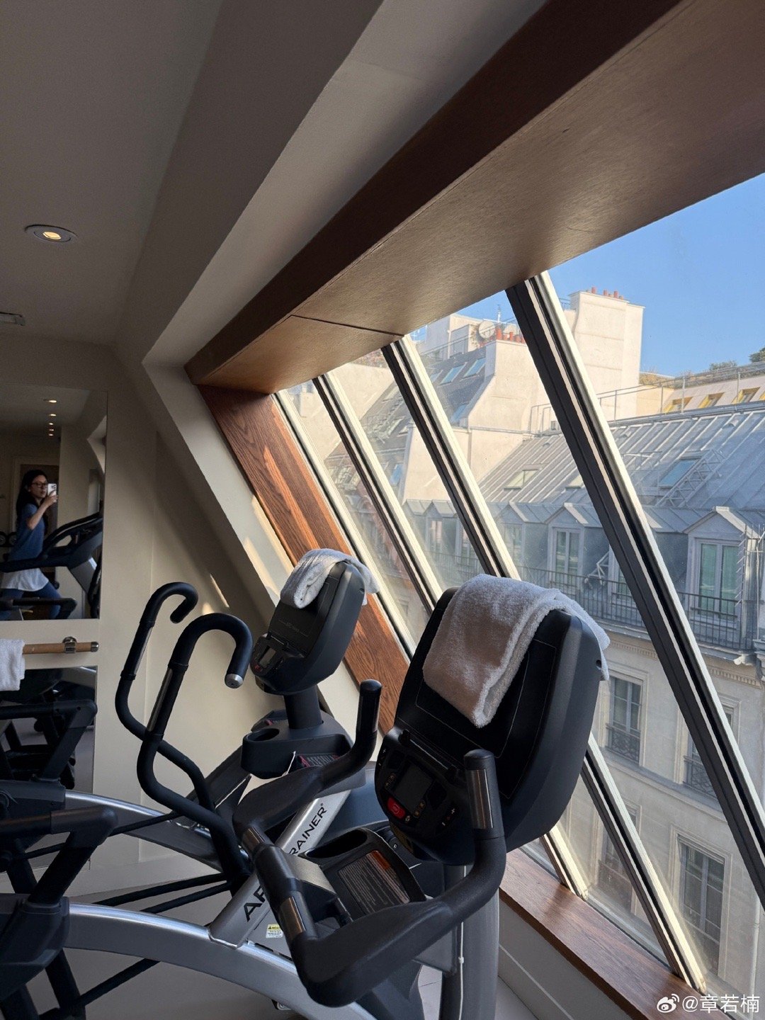 这个章若楠今天刚到巴黎就去健身了！等待此自律女孩闪耀时装周章若楠刚到巴黎就去健身