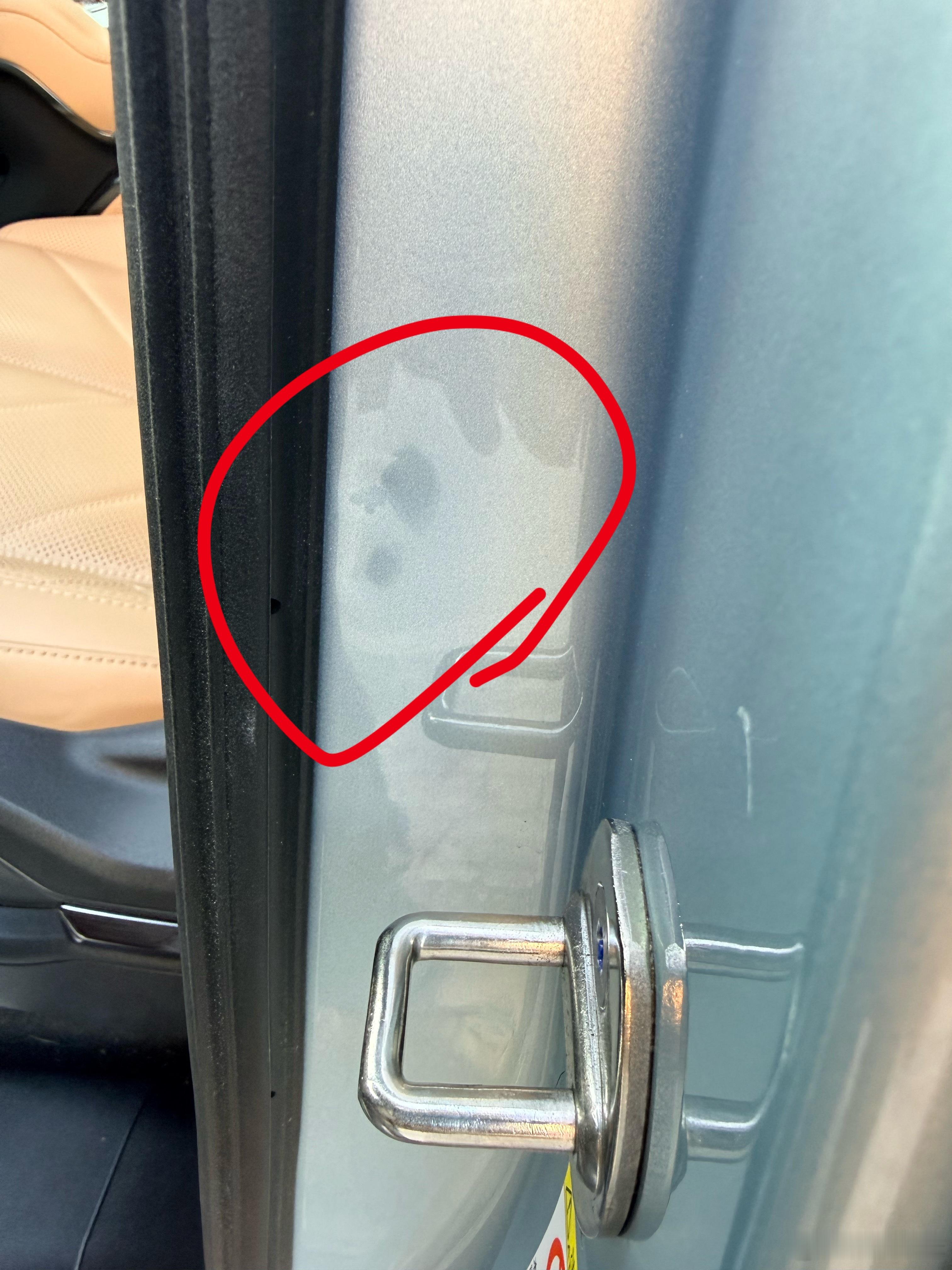 关门没注意安全带卡外面了，卡扣给门顶了一个凹