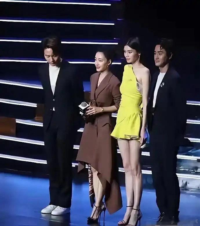 最累的不是王丽坤，是她的脚？和奚梦瑶同台领奖，她的鞋跟直接比奚梦瑶的高了一大截！