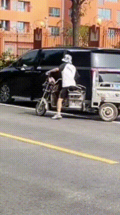 三轮车剐蹭轿车想跑路，拉扯直接把车斗拽掉了
 路边黑色轿车停着，三轮车路过不小心