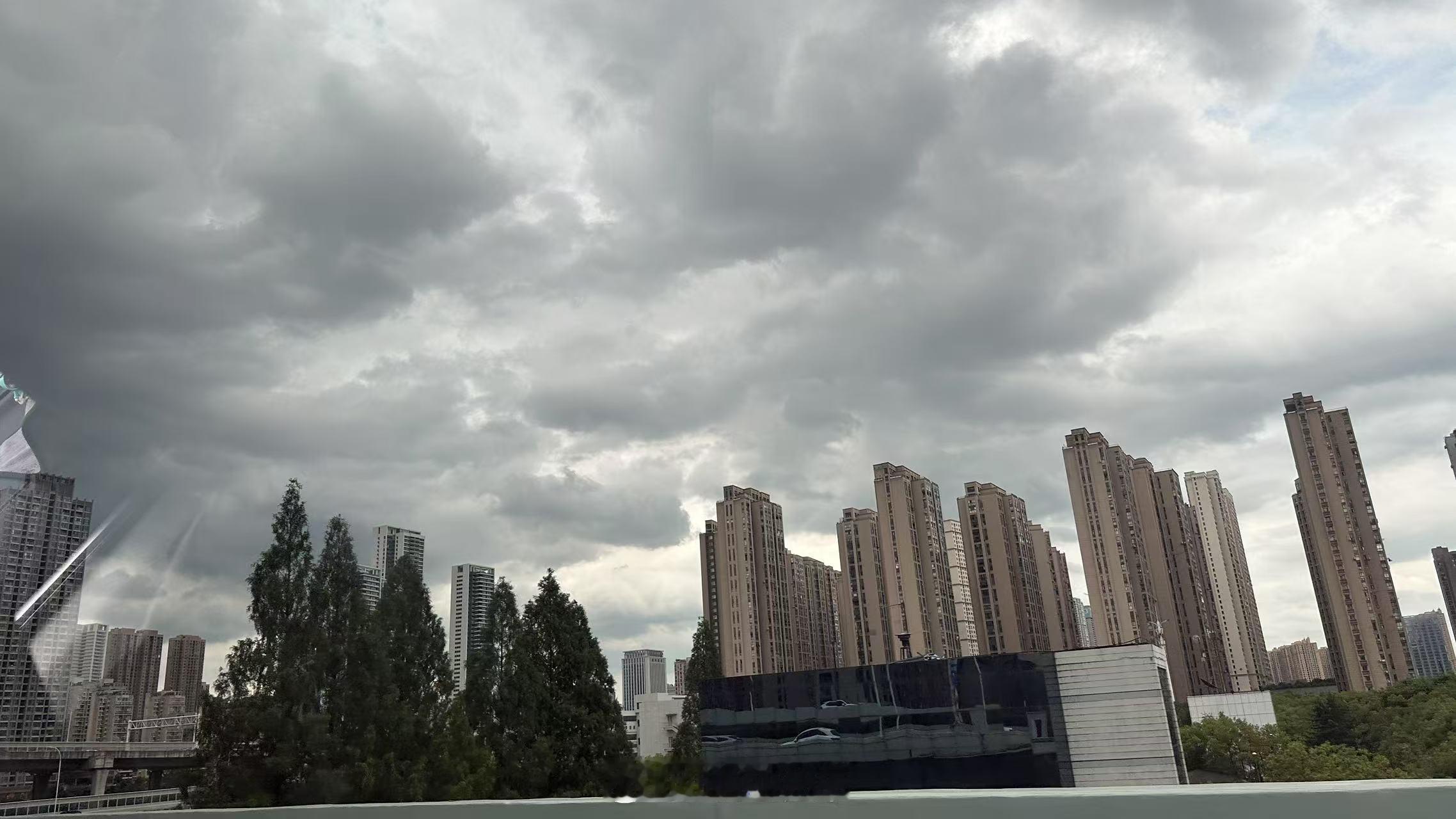 这个乌云...感觉马上有一场暴雨[黑线]武汉天气吐槽 ​​​
