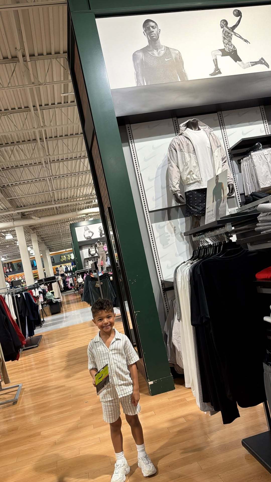 分享今日份帅气的小武克～去逛商场看到了老爸的球衣！费城76人NBA点赞成金Pau