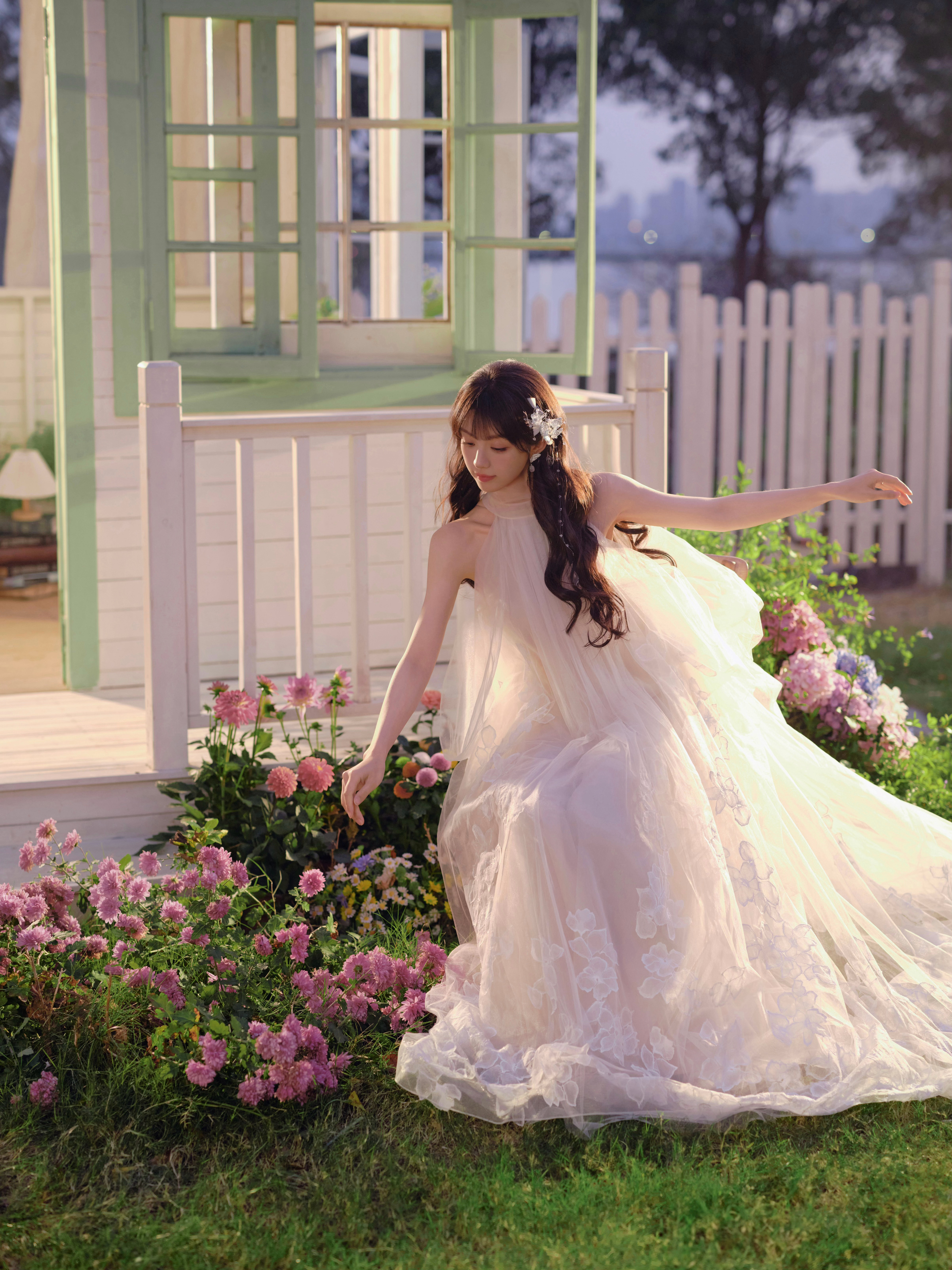 田曦薇今日出席VIVO发布会活动造型大片，演绎MATES STUDIO 2025