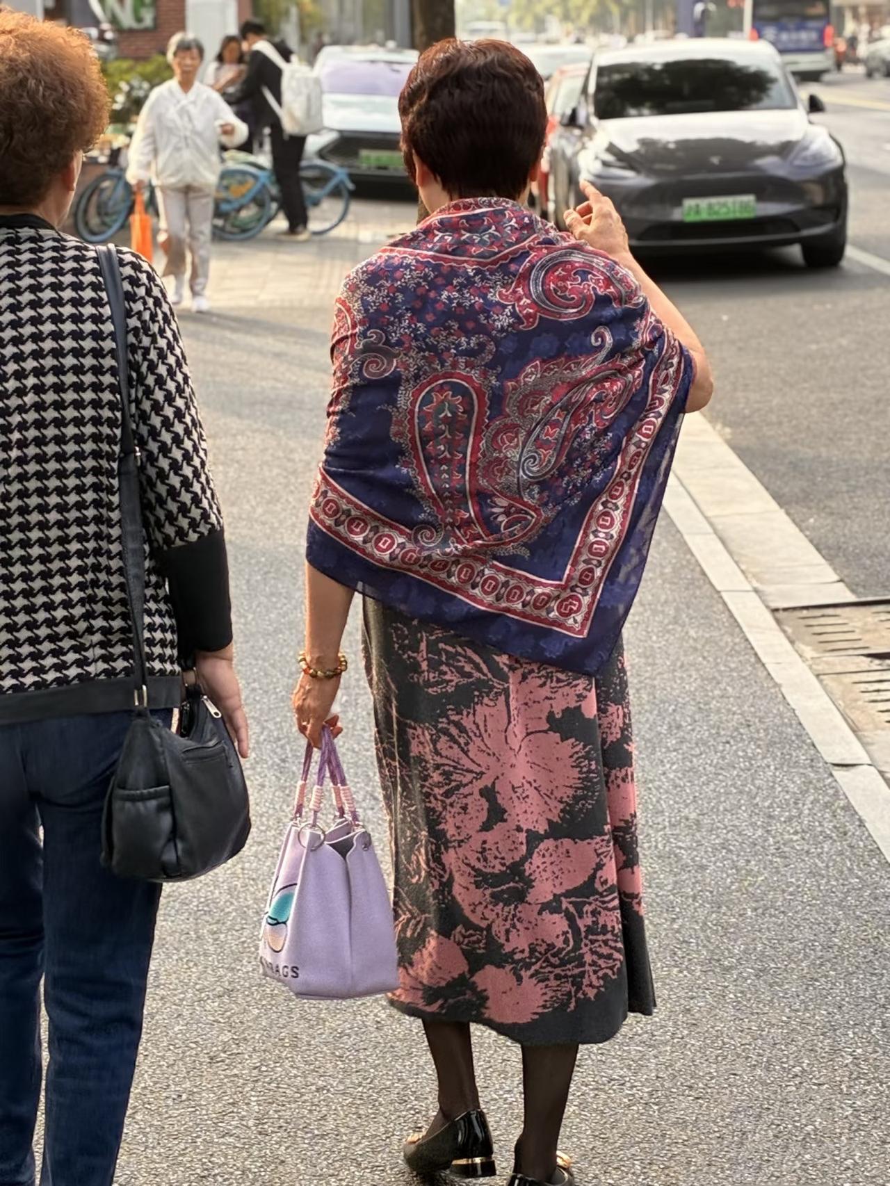 为什么上海大妈

在人群中

总是能一眼就认出来？

你有没有发现，走在上海街头