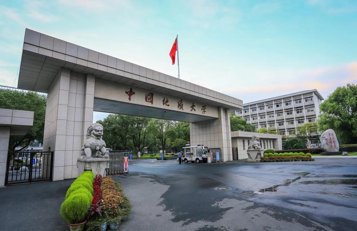 大学最辛苦最累的5大专业，不想太辛苦，务必慎重！

1、医学类专业：本科需要5年