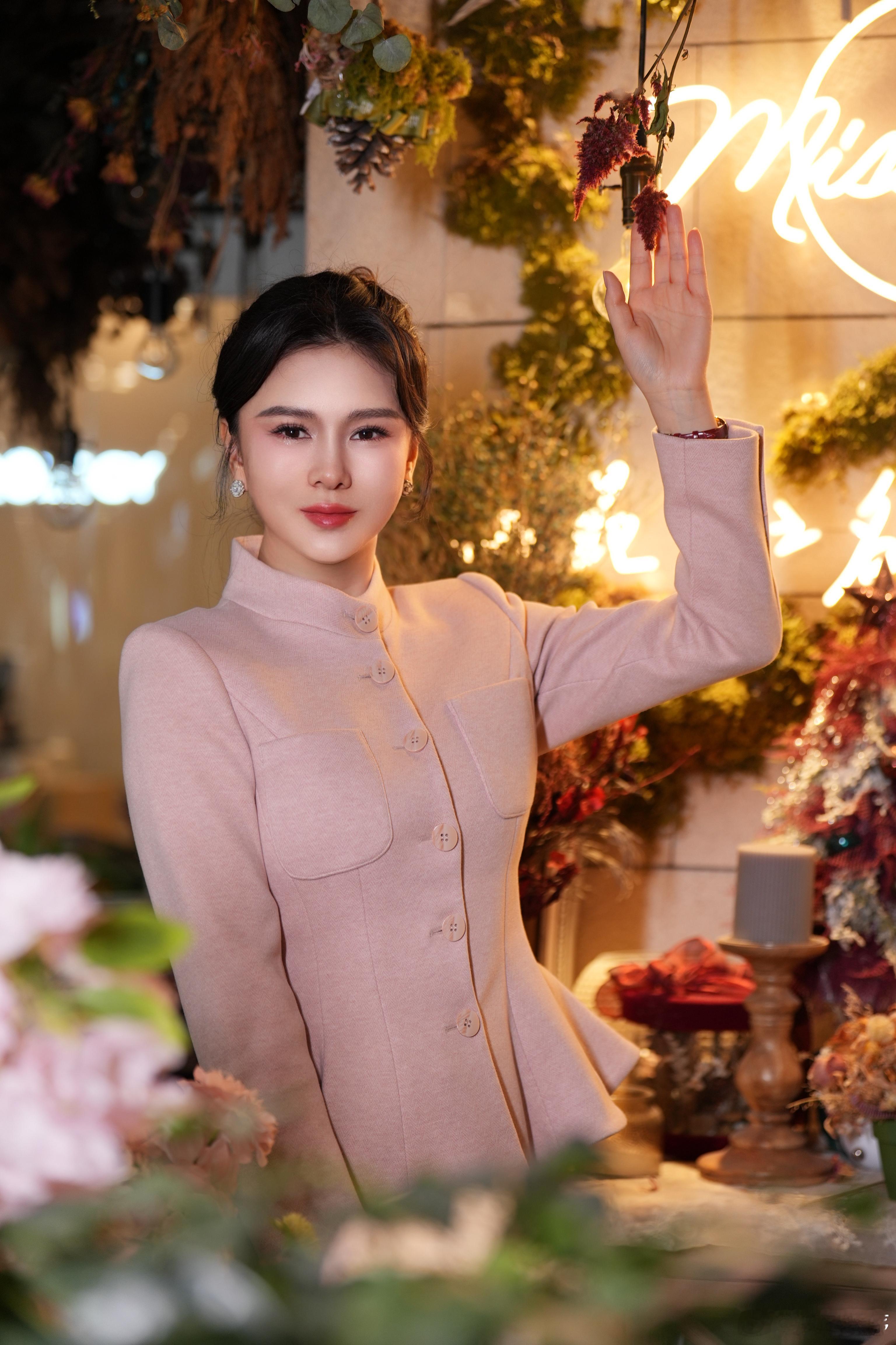 主持人刘美希时尚穿搭凤凰网主持人凤凰网主持人刘美希的西装穿搭模板请收好！三套造型