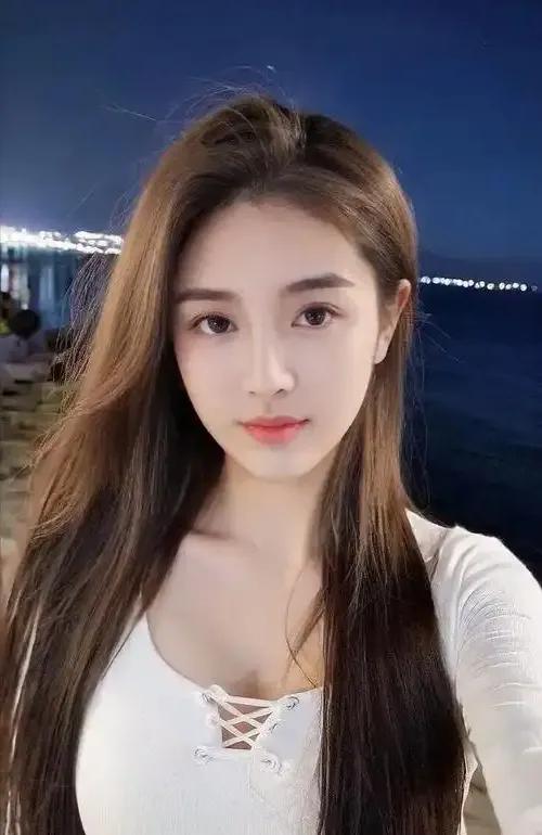 小餐馆里的暗流
 
林悦是个坚强的单身女人，独自经营着一家小餐馆。餐馆租在傣族聚