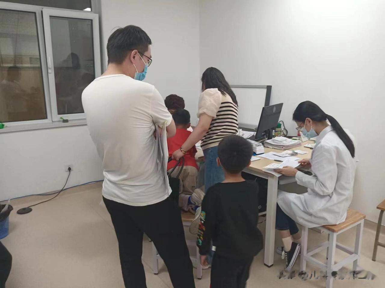 一碗汤药，让7岁孩子免于打针，1年长高12cm！
 
上个周六有个家长来找我，专