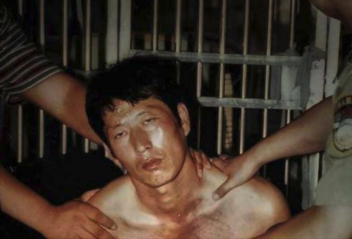 2005年，白宝山情人谢宗芬被提前释放，当狱警把她送到大门口后，她没有选择回家，