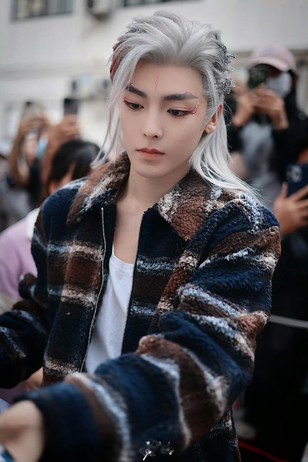 #侯明昊白发红色挑染造型#侯明昊《入青云》白发红色挑染造型，像从漫画里走出来一样