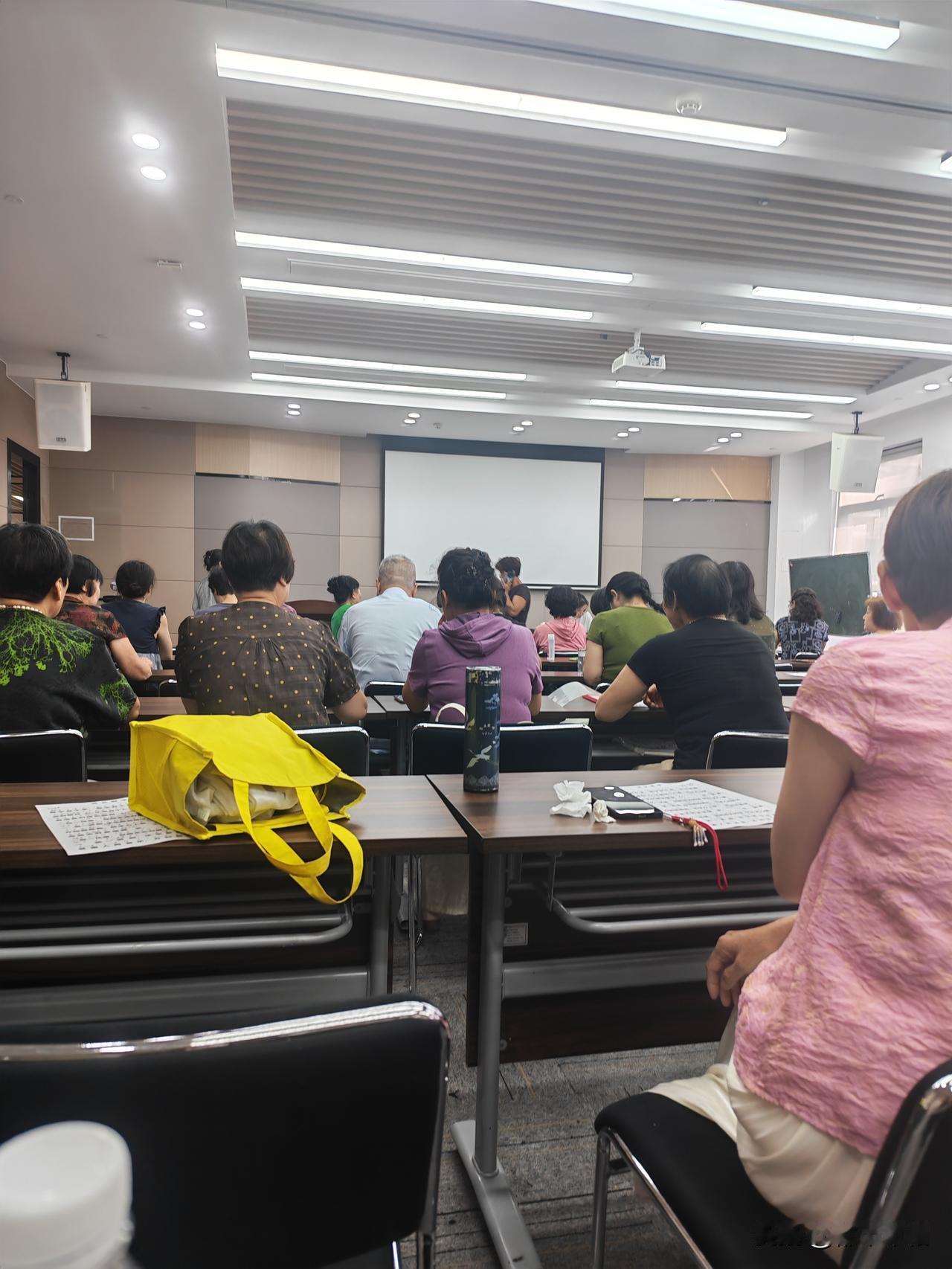今年秋季的声乐班今天开学，党群服务中心以前是不收费的，这学期普通班每周一个小时，