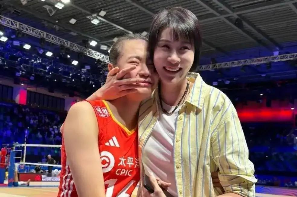 中国女排17岁的副攻小将王奥芊，继世联赛北京站在对法国队的比赛中替补上场，首次亮