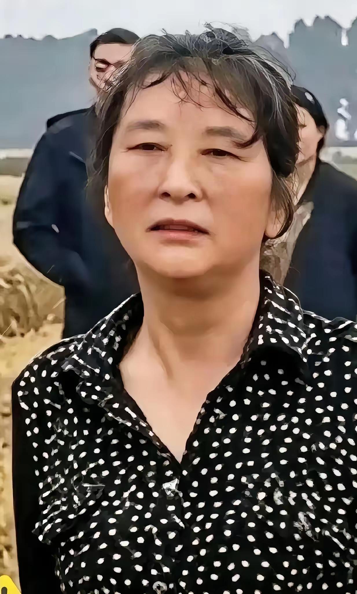 割禾热当午，汗滴禾下土，割完四赔五，大娘真威武，割四赔五，刚开始是大娘一个人的道