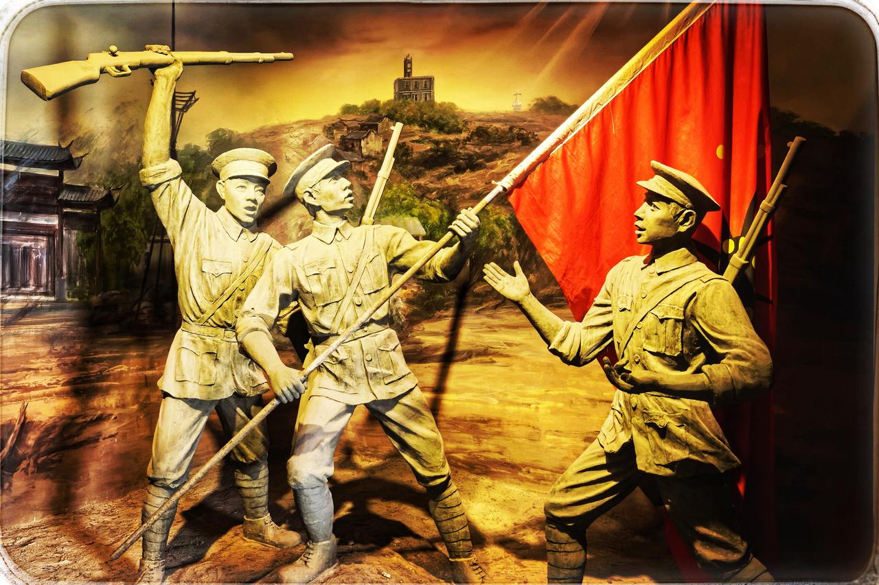 武汉辛亥革命博物院礼赞
在武汉的脉搏上，辛亥革命博物院傲立如峰，似一座不朽的碑，