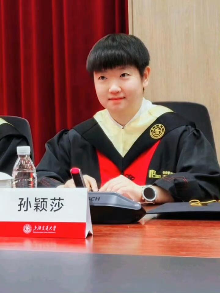 好可爱的莎莎，这下真的是毕业生了 