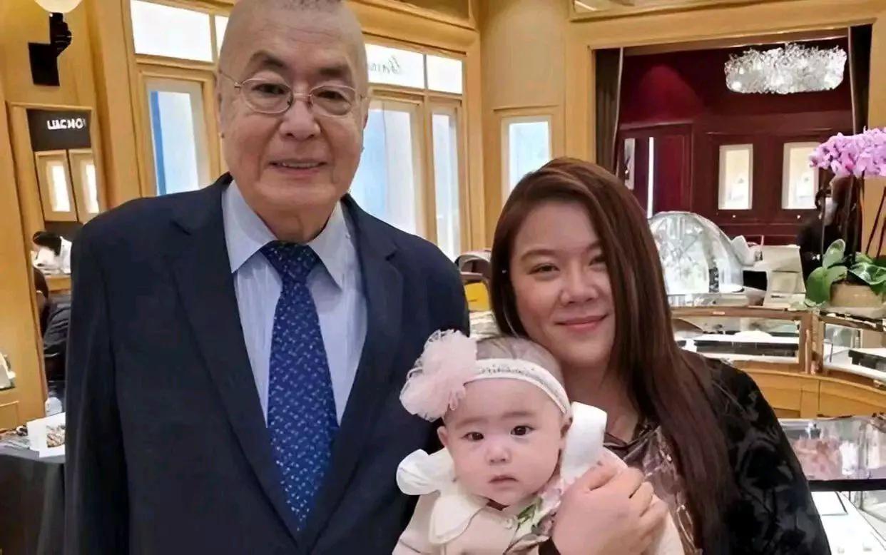 2020年，81岁高龄的刘诗昆，与妻子生下一个女儿，打破赌王78岁生女的记录，令