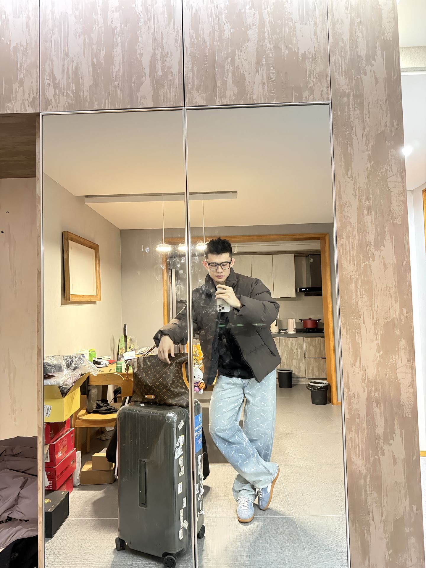 王岚嵚更新社媒分享回家图集：车牌鲁开头了