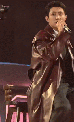 黄景瑜话筒没声音的反应该唱还唱节奏丝毫不乱，声音一回来立马接上，这松弛感绝了 